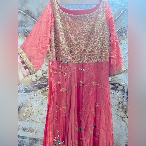 ❌❌SOLD❌❌ Pretty Peach Kurta with Aari Work. lovely hand work blue flower border - Picture 4 of 5